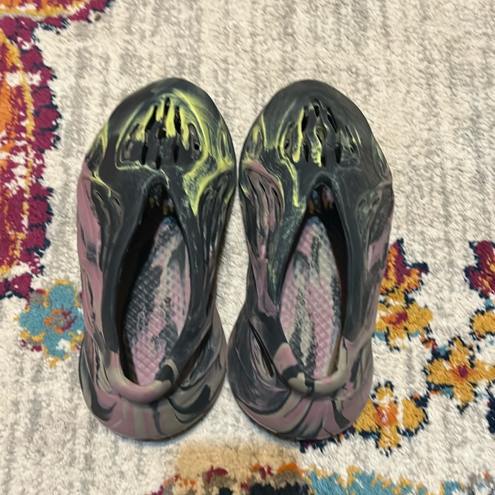 Yeezys foam runners in men